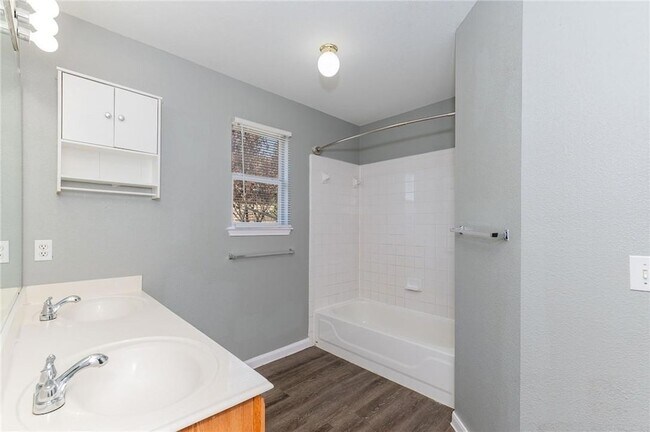 Building Photo - 1000 Honeysuckle Dr