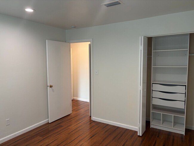 Building Photo - Well Maintained 2nd Floor Condo Now Available in Northridge Estates
