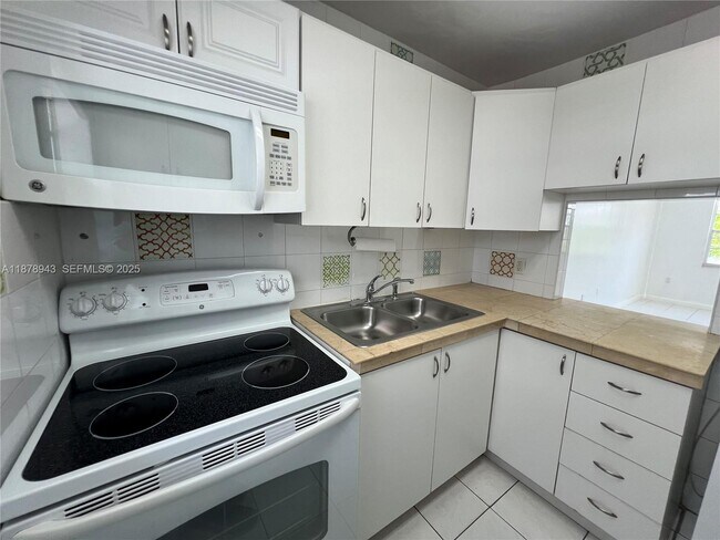 Building Photo - 325 Ocean Dr