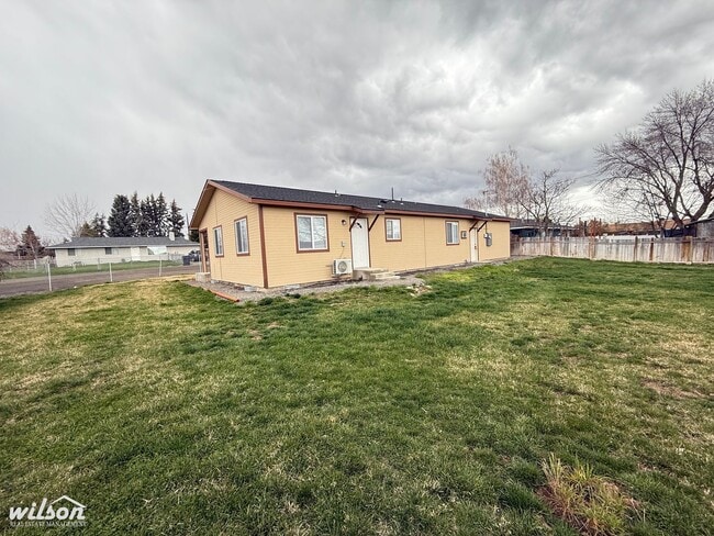 Building Photo - Beautiful 3bd/2ba House in Selah with Wate...