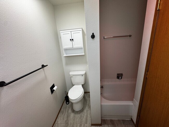 Building Photo - Charming Updated 2-Bed, 2.5-Bath Condo in Bremerton