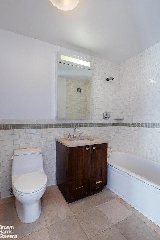 Building Photo - 640 W 237th St