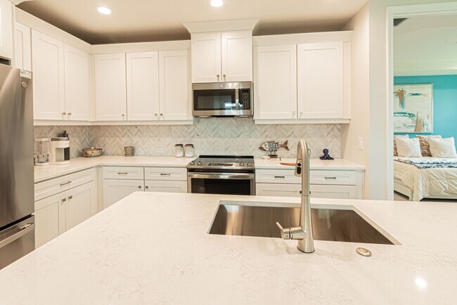 Building Photo - Luxury Naples 2-Bed Home Minutes to Downtown & Beaches | Resort-Style Amenities