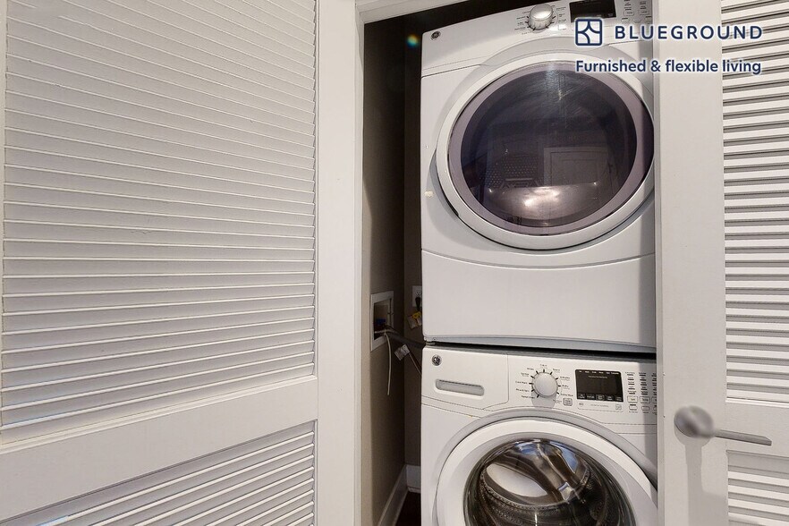 Building Photo - 240 E Shore Rd