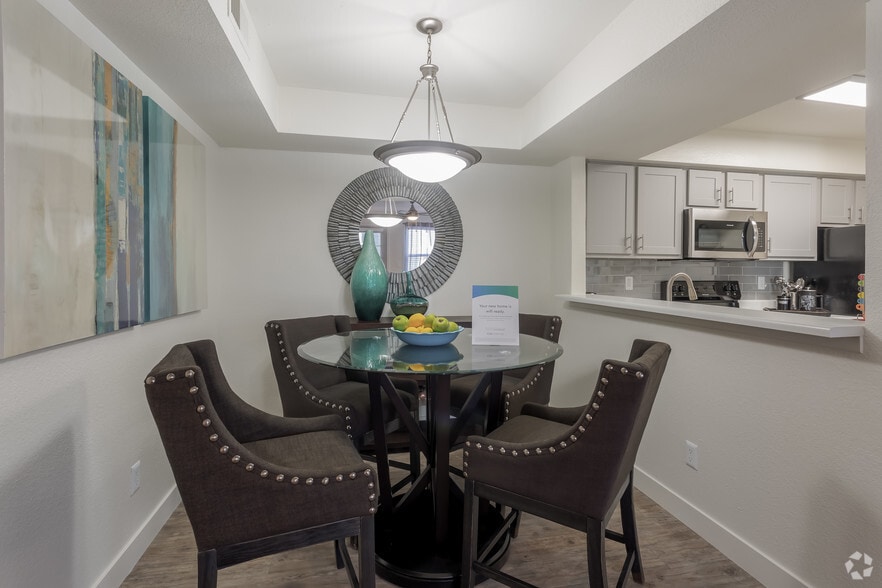 2BR, 2BA 1030 SF New Model Dining Room - The Quinn