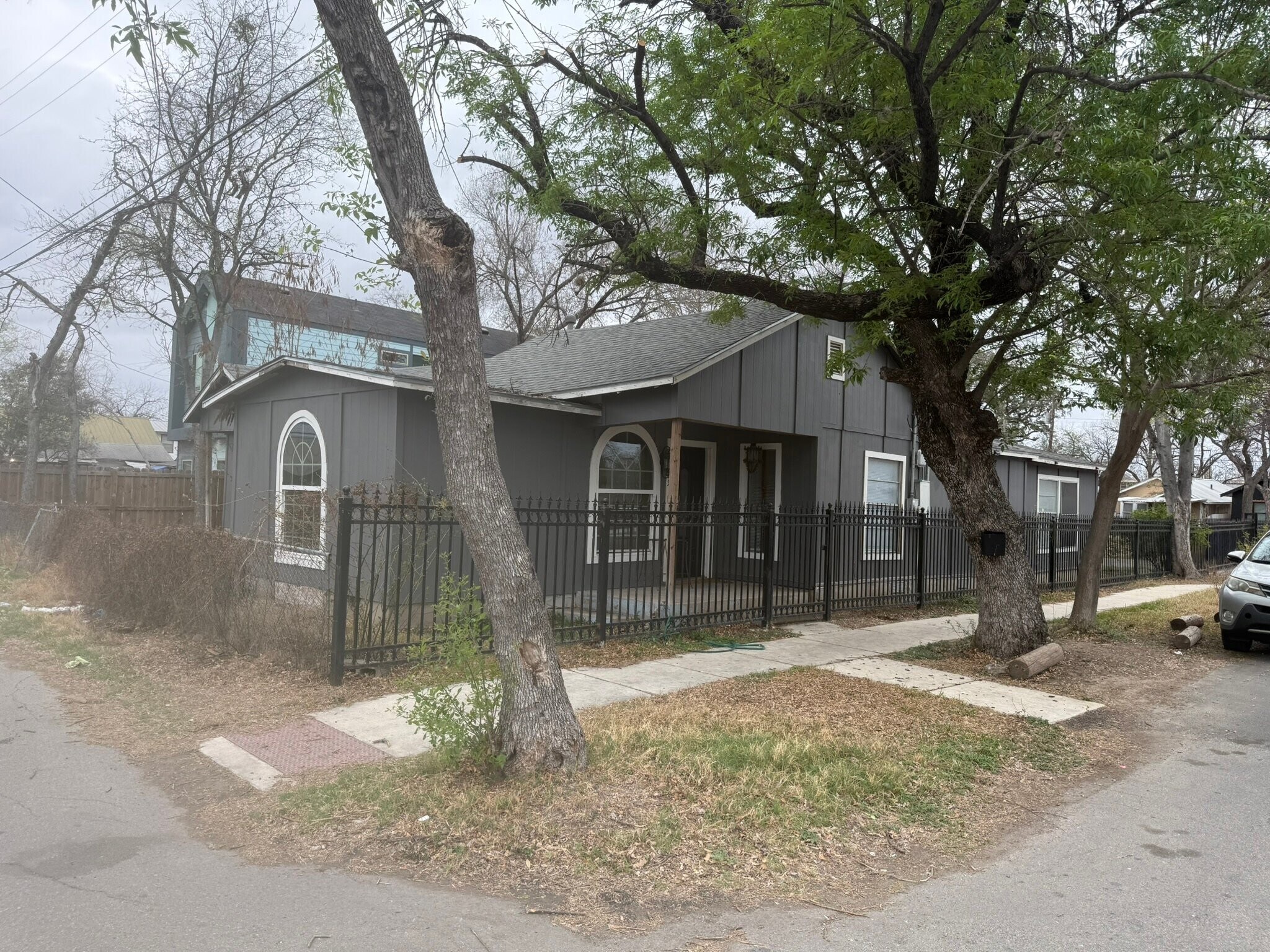 Building Photo - 709 S Chupaderas St
