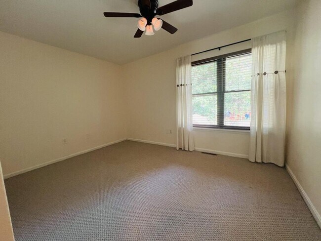 Building Photo - 1002 Timber Creek Dr