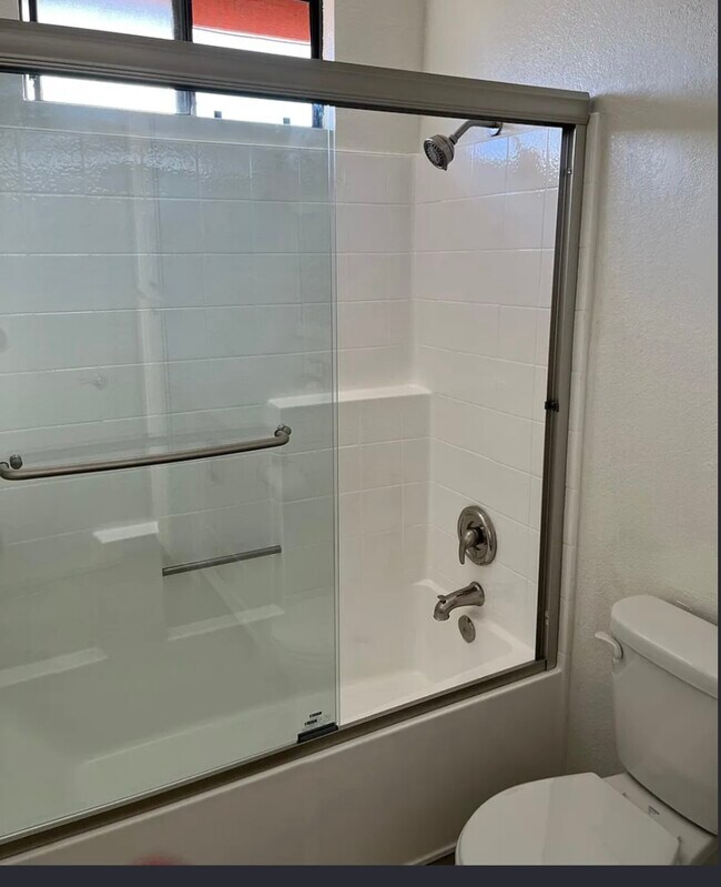 Tub/shower - 4368 Marlborough Ave