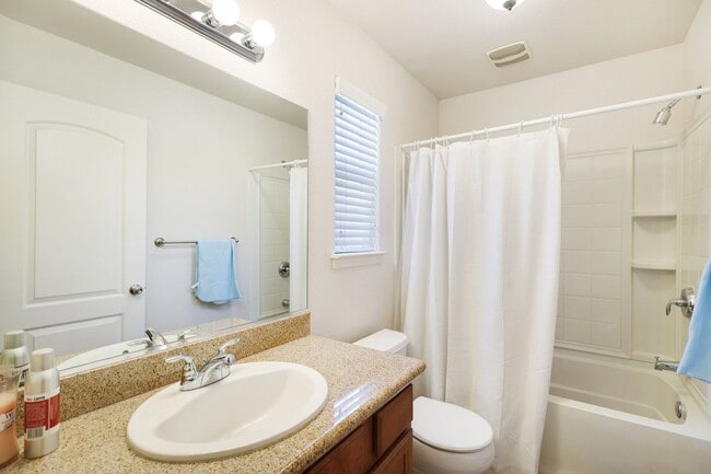 Building Photo - *MOVE IN SPECIAL: $500 OFF FIRST MONTH RENT* 3 BED 2.5 BATH TOWNHOME IN THE VILLAGES OF SHASTA VI...