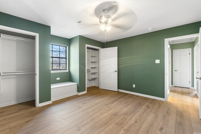 Building Photo - 7 Oak Tree Cir