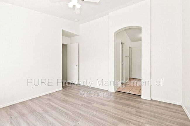 Building Photo - 8952 E Birchwood Cir