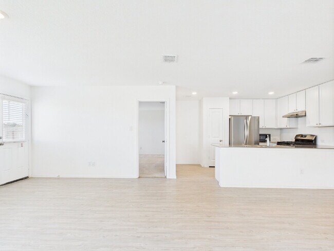 Building Photo - "Open-Concept Living in Fredericksburg"