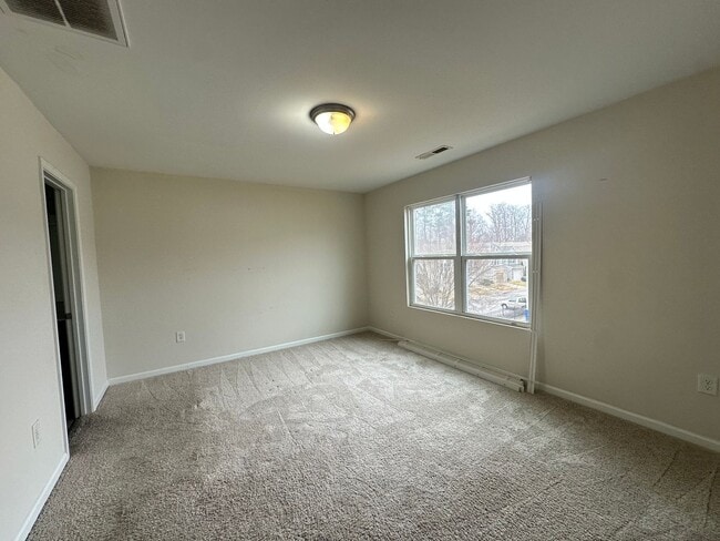 Building Photo - Spacious 3 Bed, 3.5 Bath Townhome in Desirable & Convenient Highland Creek Community!