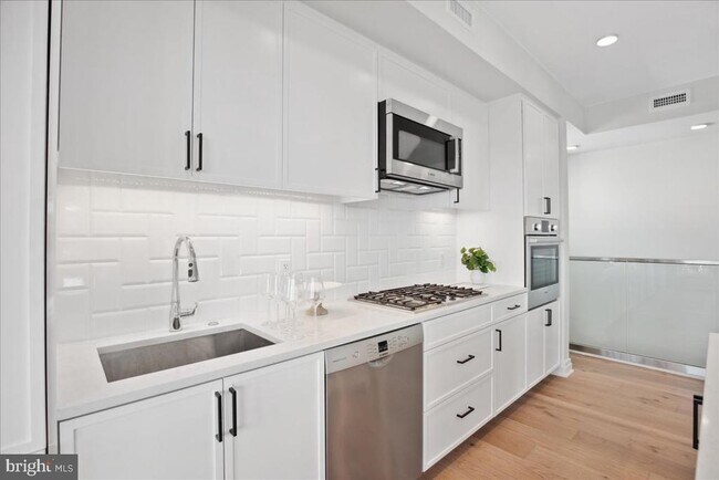 Building Photo - 923 V St NW