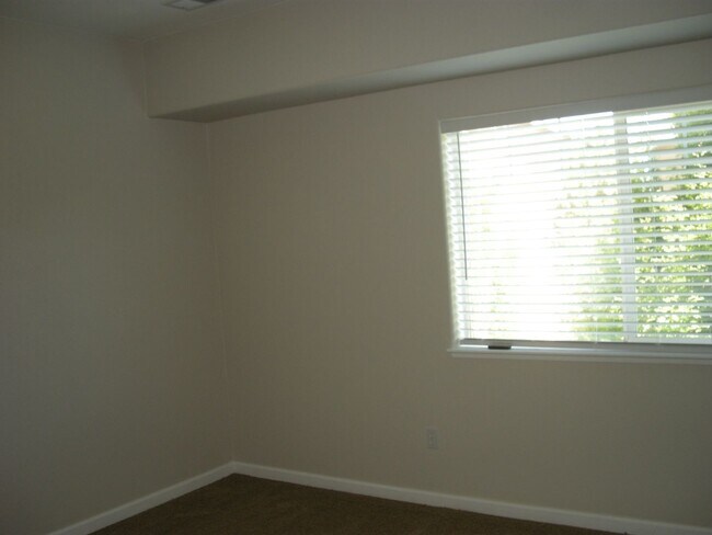 Building Photo - Two Bedroom, Two and a Half Bath Townhome ...