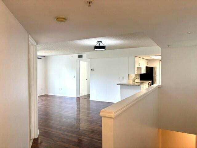 Building Photo - 100 Crestwood Ct N