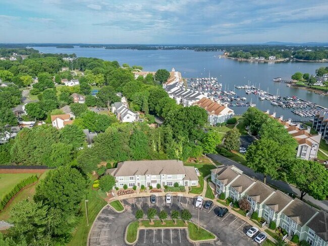 Building Photo - 3BR Townhome - Lake Living in Vineyard Point with Boat Slip Access Near Lake Norman