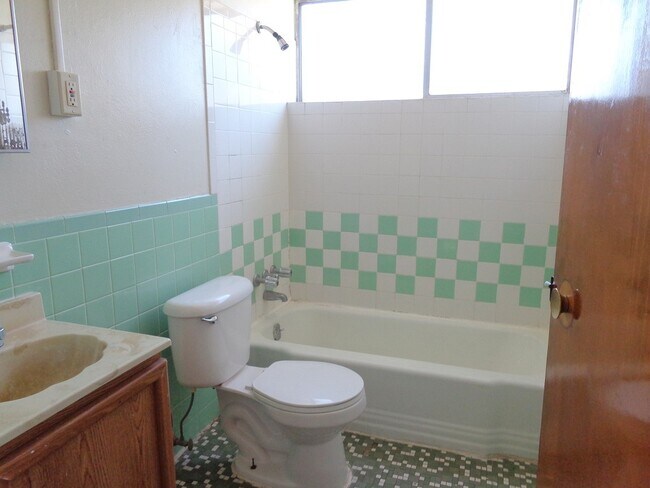 Interior Photo - 4375-4409 Chippewa