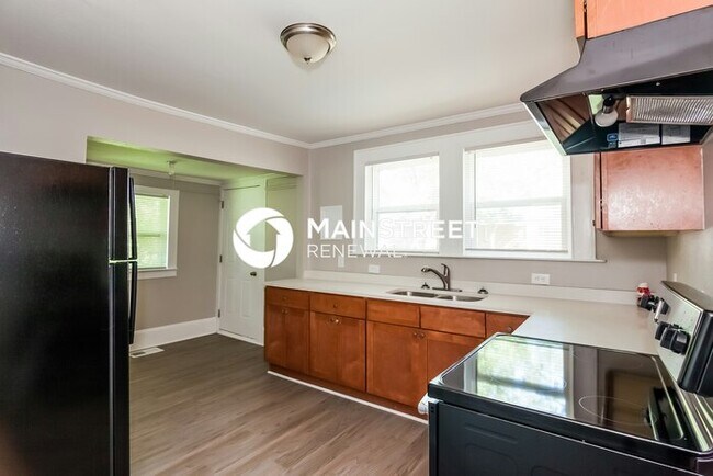 Building Photo - 4 Bedroom Pet-Friendly Home in Charlotte, NC with Main Street Renewal