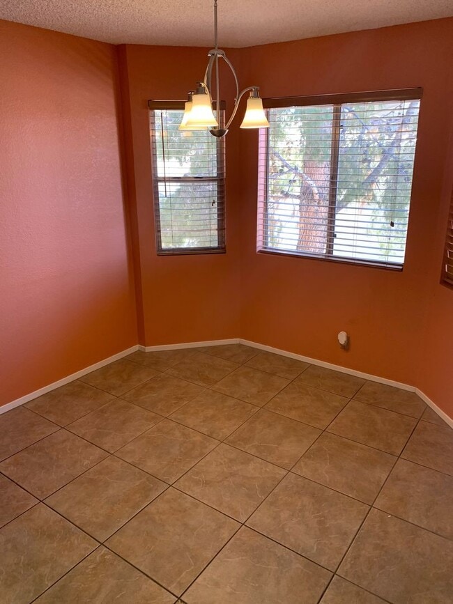 Building Photo - Beautiful upper level larger 2 bedroom, 2 ...