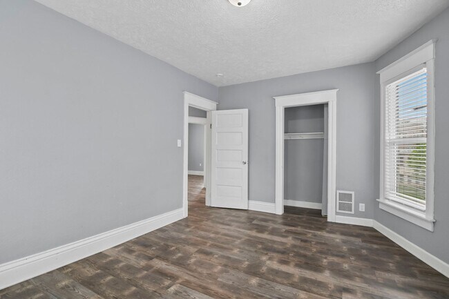 Building Photo - 720 W Edwards St