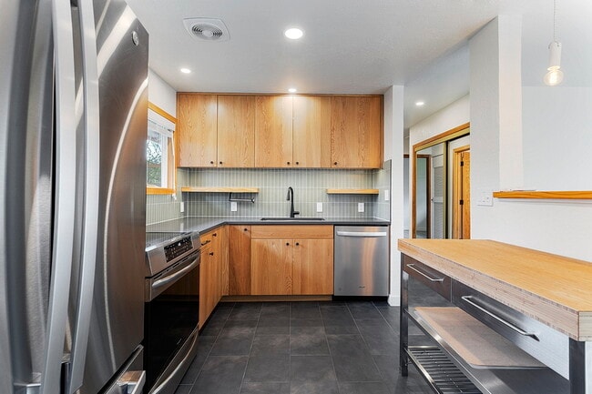 Building Photo - 5359 SE 91st Ave