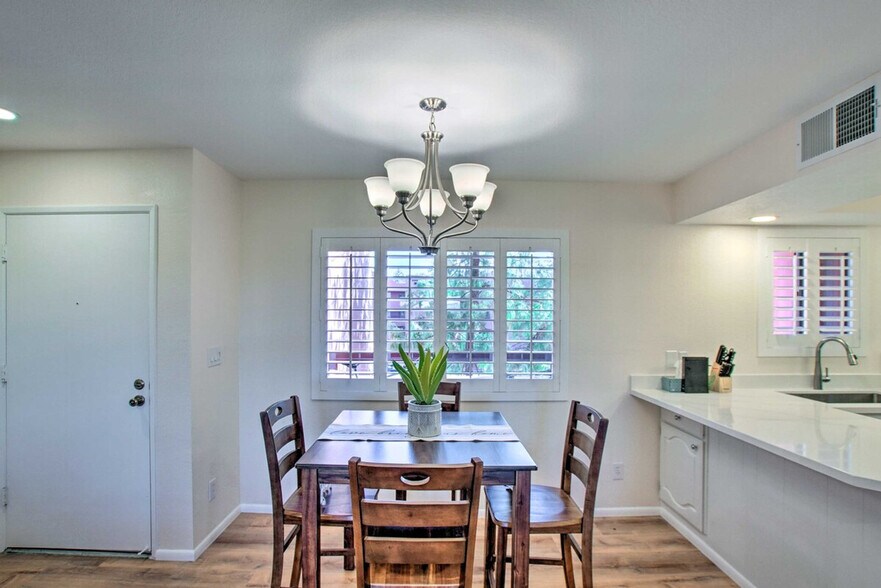 Building Photo - 4303 E Cactus Rd