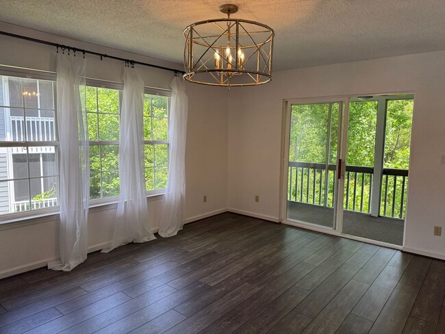 Building Photo - West AVL - Beautifully Updated Townhouse