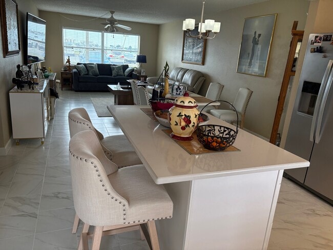 Building Photo - 4550 Cove Cir