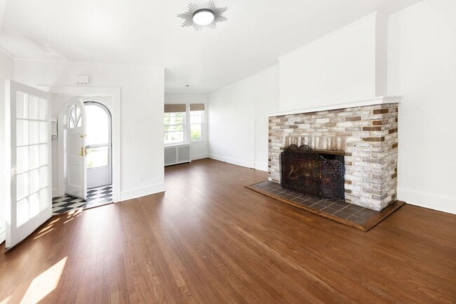 Building Photo - Renovated Home!