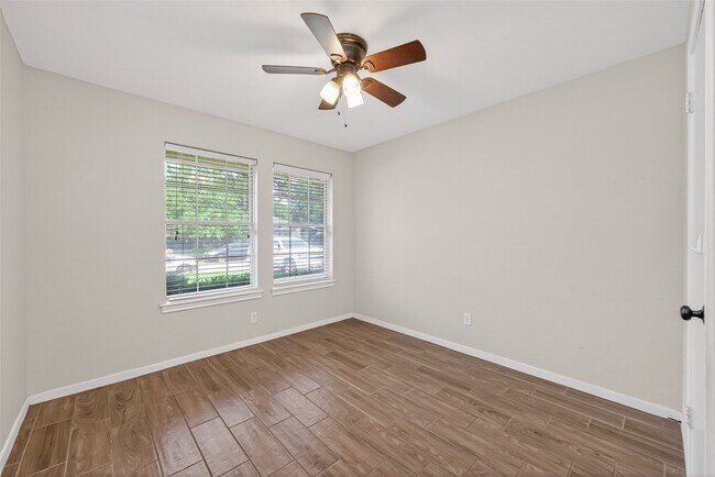 Building Photo - 2502 Old Oak Ln