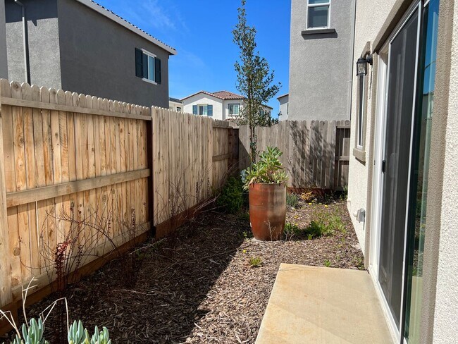 Building Photo - Three Bedroom Three Bathroom Home with Solar