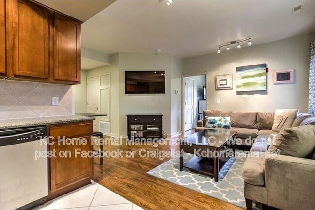 Building Photo - 200 E 43rd St