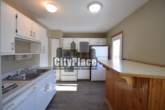 Building Photo - 47 Meadow Ct W