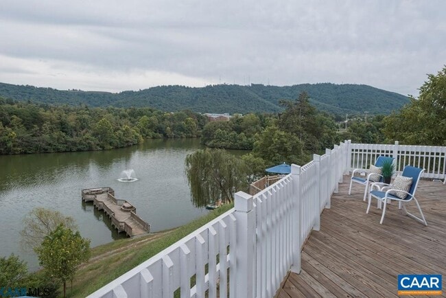 Building Photo - 200 Lake Club Ct