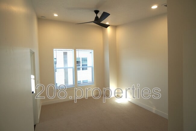 Building Photo - 525 E Violets Cv Ln