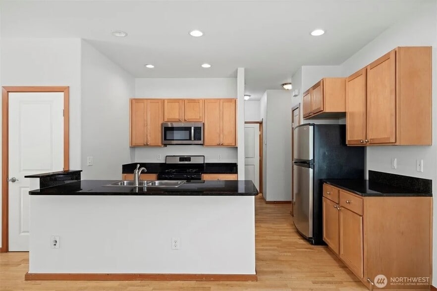 Building Photo - 6214 Malloy Ave