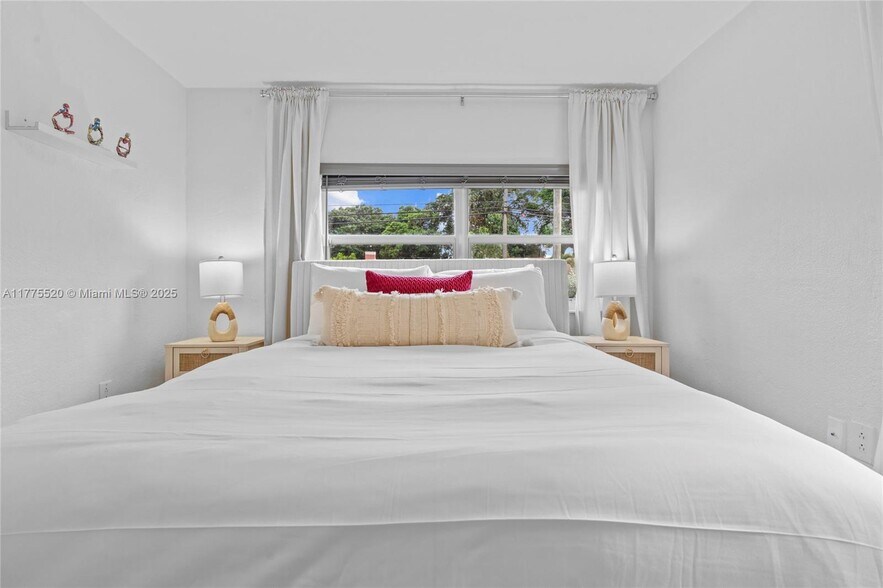Building Photo - 4775 Collins Ave