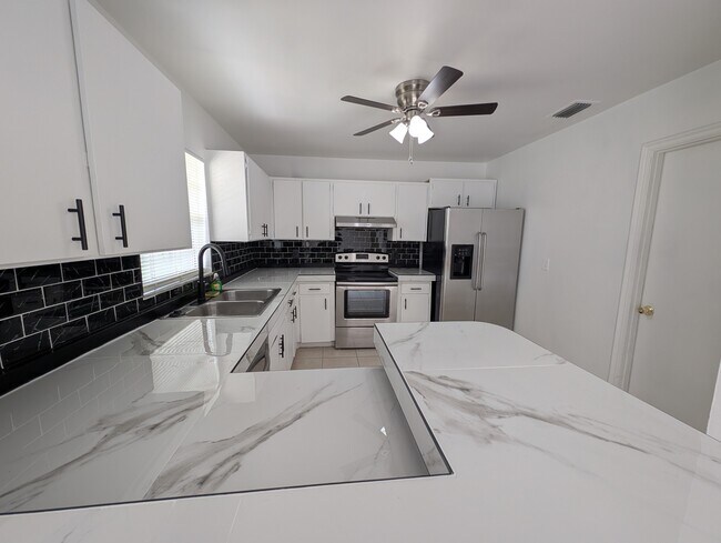 Building Photo - 1101 Lodge Cir