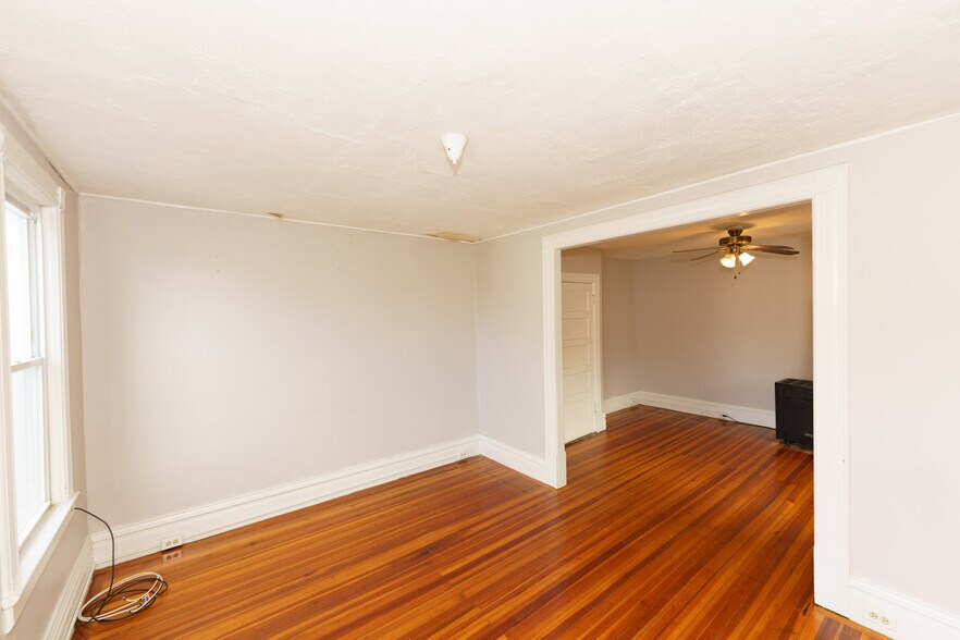 Building Photo - 6 Larch Ave