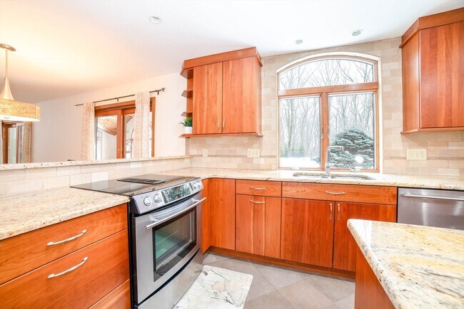 Building Photo - 160 Floral St