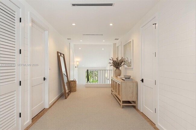 Building Photo - 5401 Pine Tree Dr