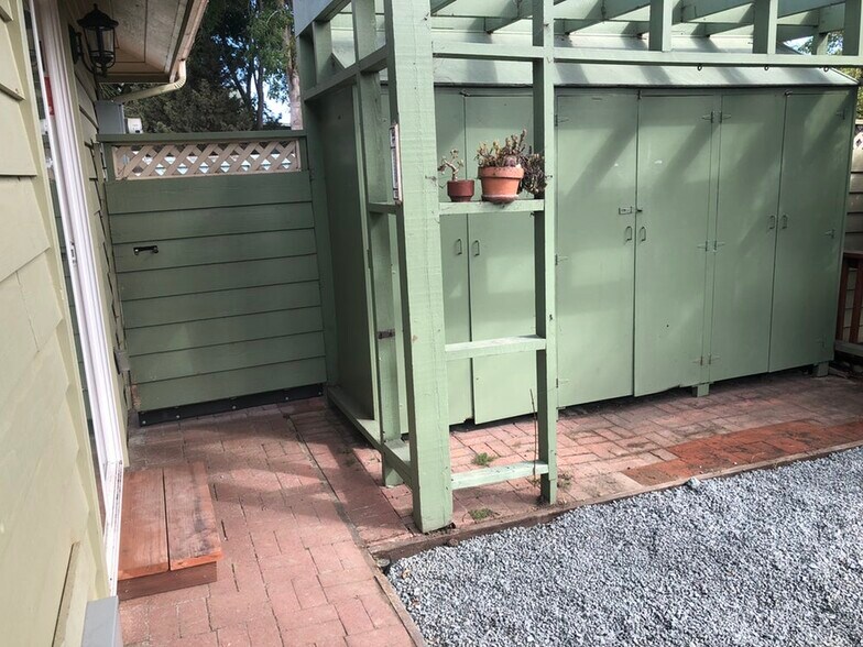 Building Photo - 2362 Meadow st