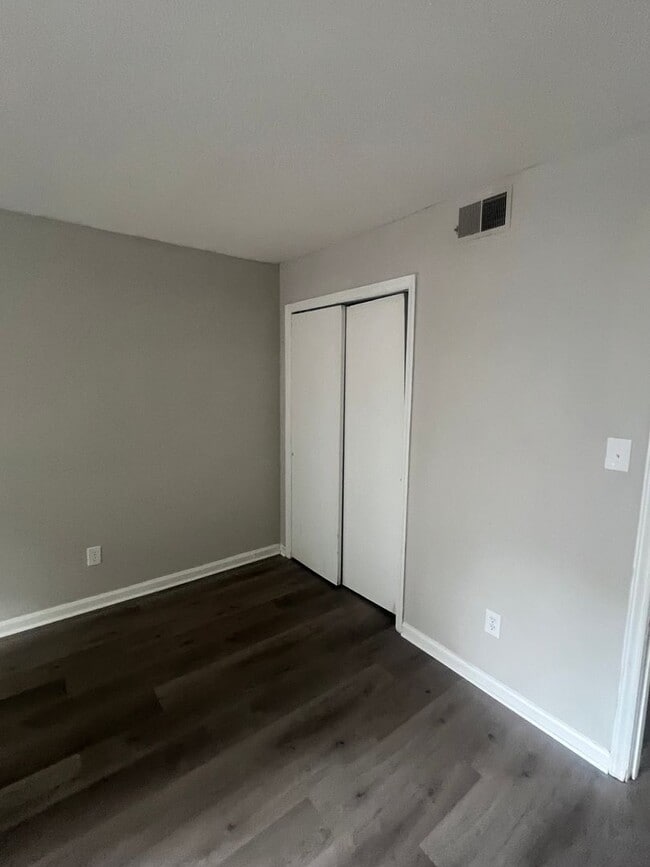 Building Photo - 1 Bedroom 1 bathroom