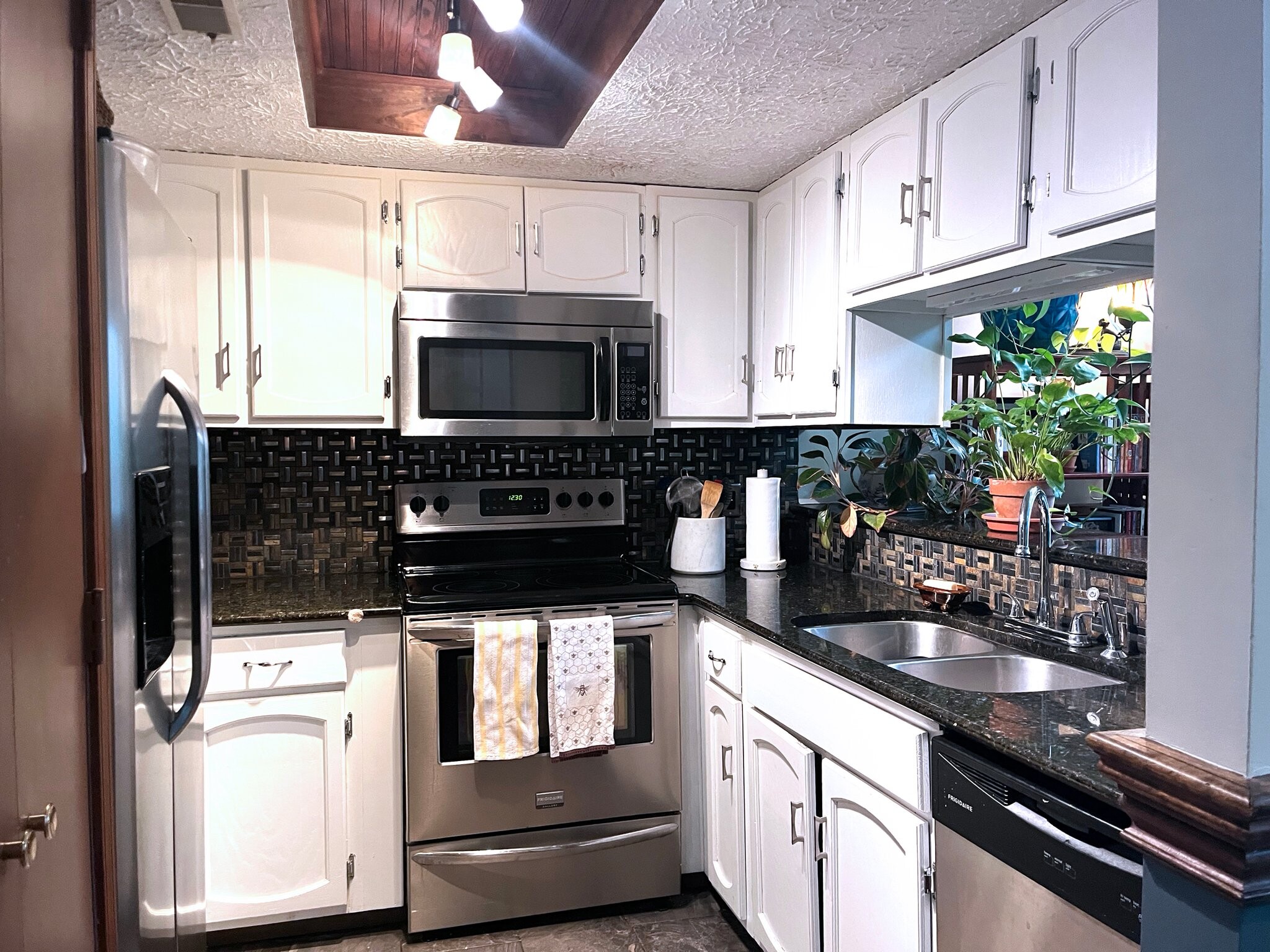 Building Photo - 9124 S Pointe Ridge Ln