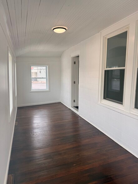 Building Photo - 107 Bridgeport Ave