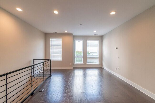 Building Photo - Beautiful Modern Townhome in South End Available 5/1!