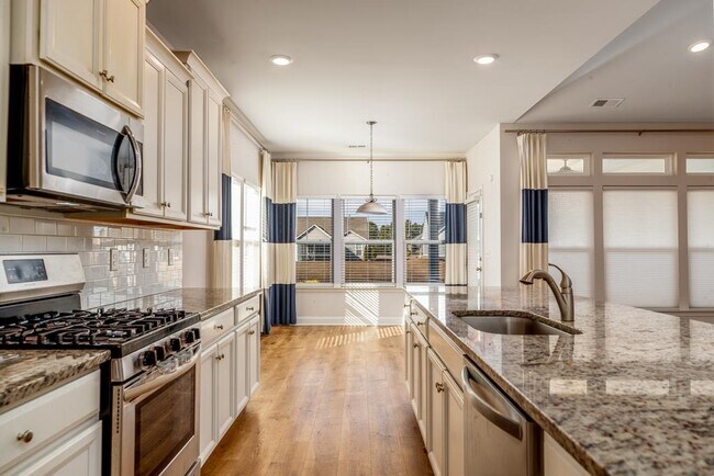 Building Photo - 1208 Ficus Dr