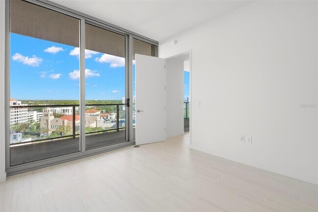 Building Photo - 400 Central Ave