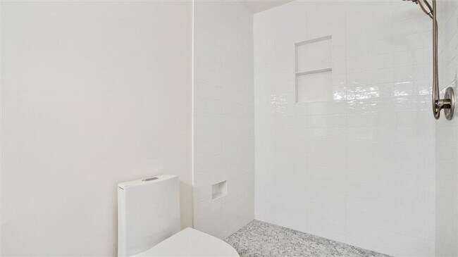 Building Photo - Renovated Waterfront Home